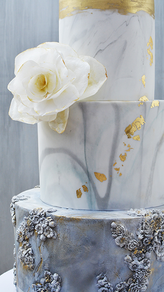 Svadbene torte-mermerna sa belim cvetom